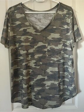 grace & lace women's v-neck camo pocket tee - green camo